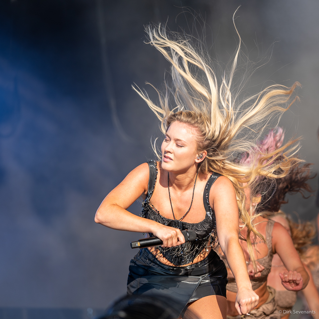 Zara Larsson op Beachfestival te Nieuwpoort 2023