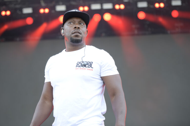 Dizzee Rascal brengt sfeer en beats op Suikerrock.