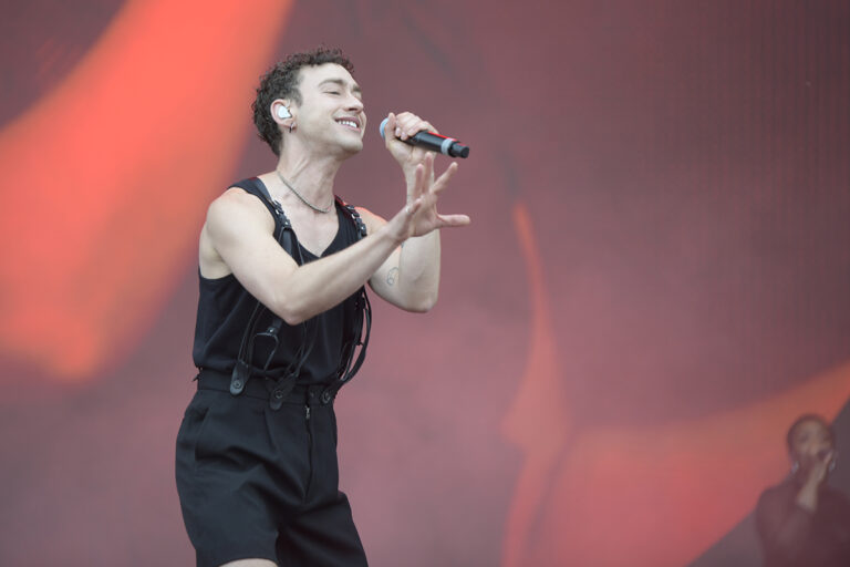 Olly Alexander verrast met glitter, emotie en onweerstaanbare energie op Suikerrock